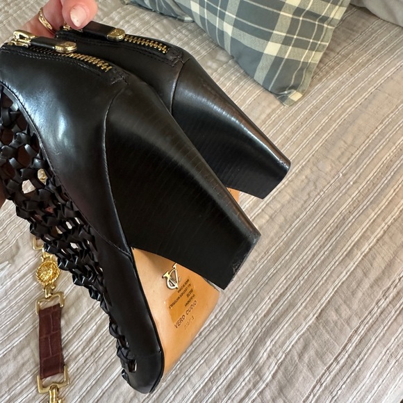 Elegant Black Vince Cumuto Women's Heeled Sandals - Picture 5 of 5